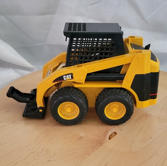 Bruder Caterpillar Skid Steer Loader Toy Figurine - Picture 3 of 16